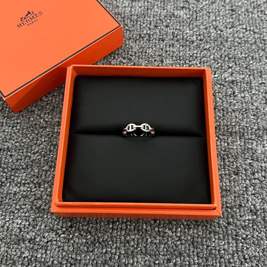 18K Hermes Chaine D'Ancre Enchainee Ring
