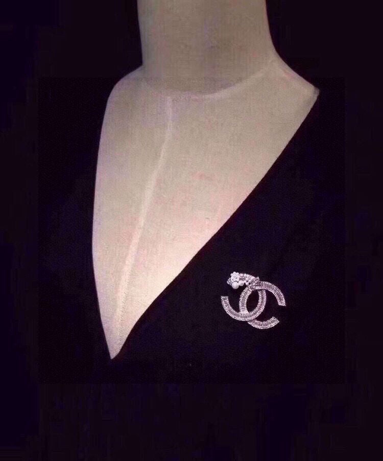 18K Chanel Star Crystals Brooch