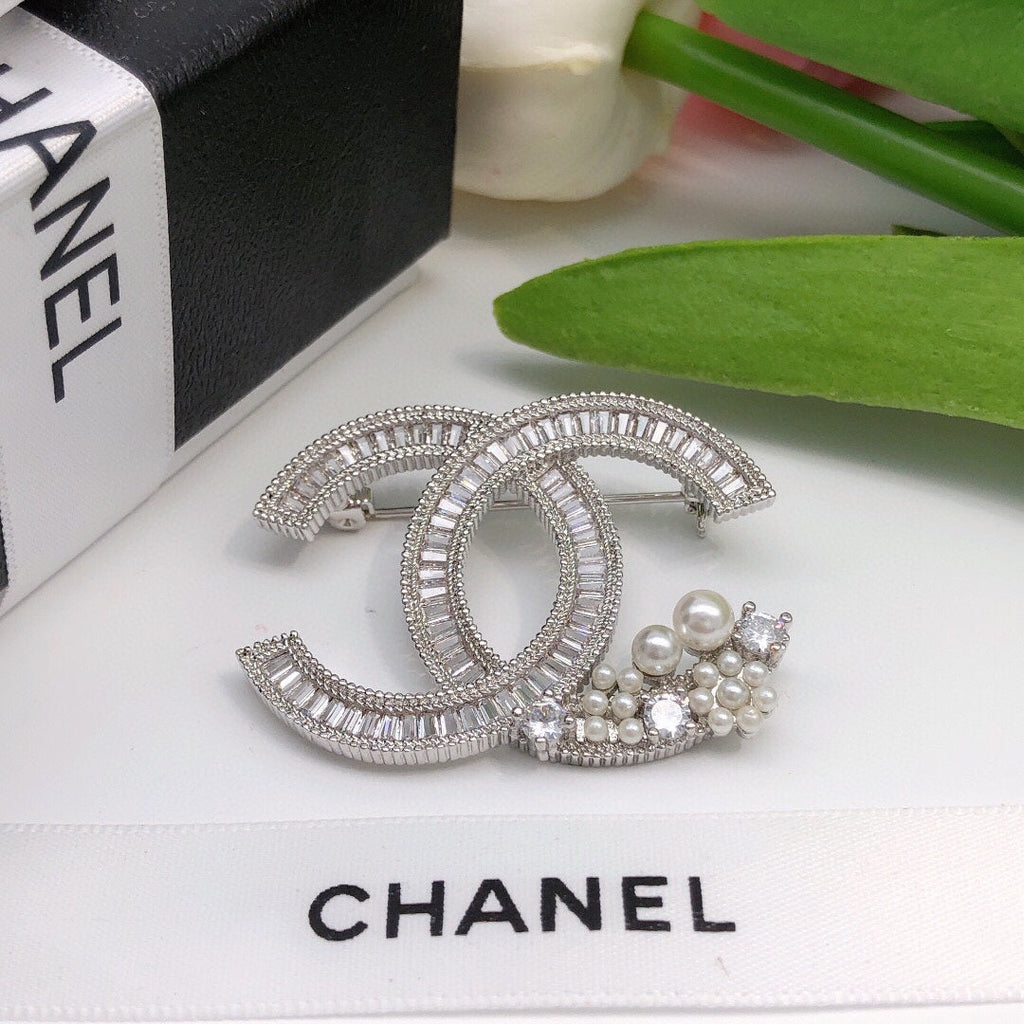 18K Chanel Star Crystals Brooch