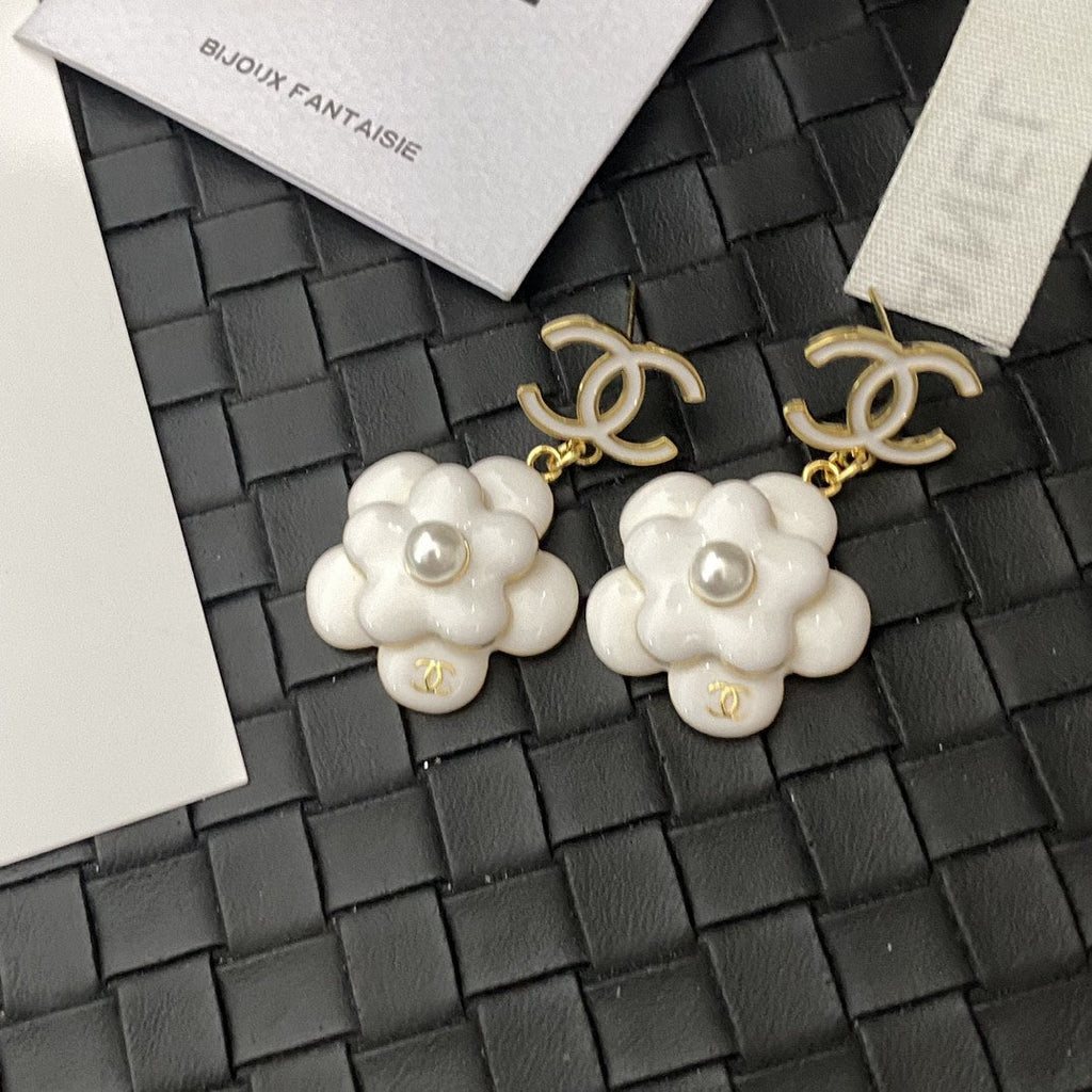 18K Chanel Flower Pearl Earrings